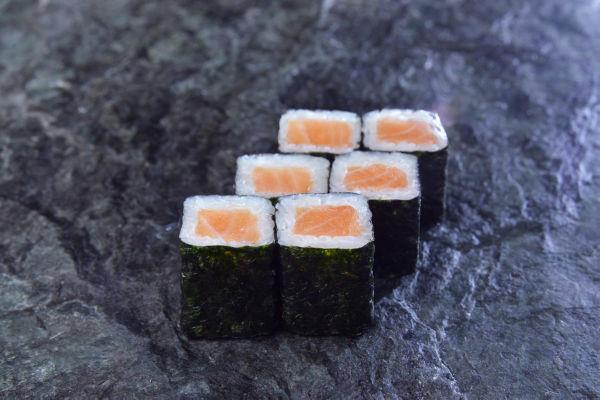 Ролл с копченым лососем