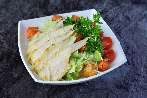 Салат Цезарь с курицей