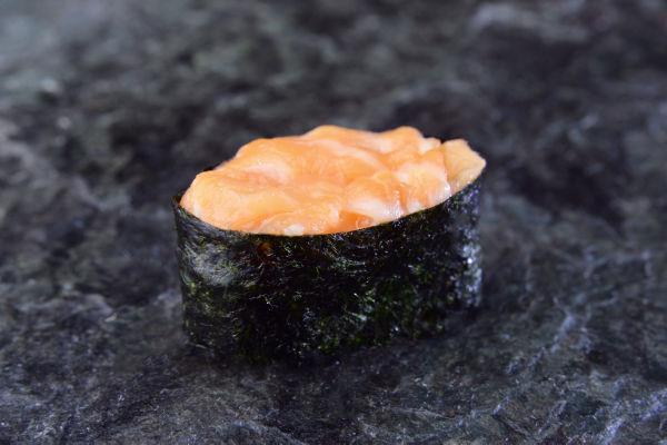 Спайс суши лосось