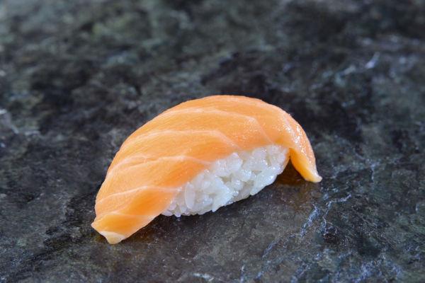 Суши лосось