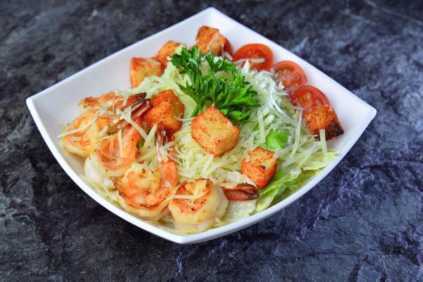 Салат Цезарь с креветками